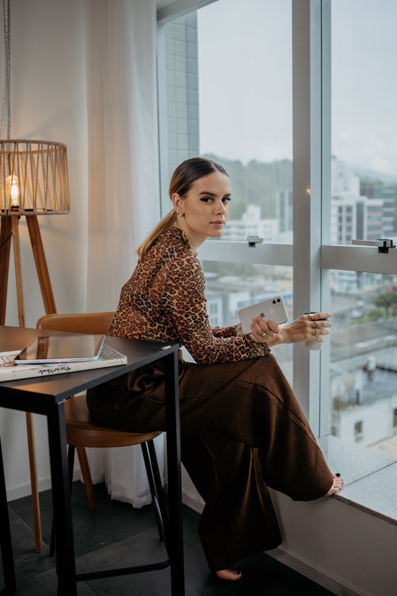 Registro do Patroa Day — mulher com blusa de oncinha e vista da cidade.