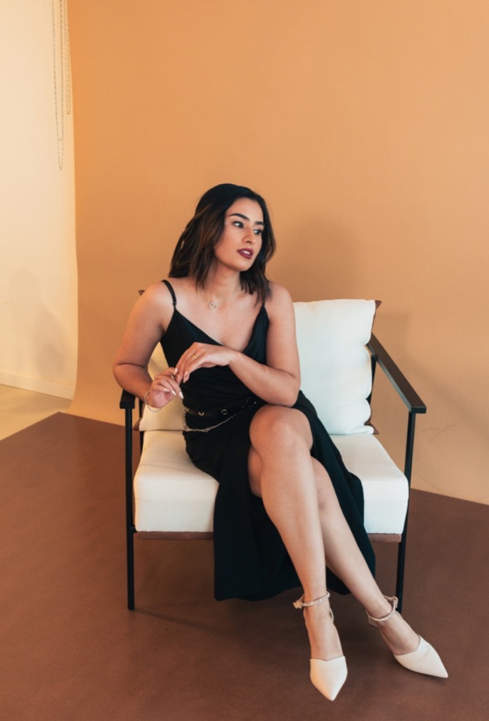 Registro do Patroa Day — editorial de estúdio, vestido preto e fundo terracota.